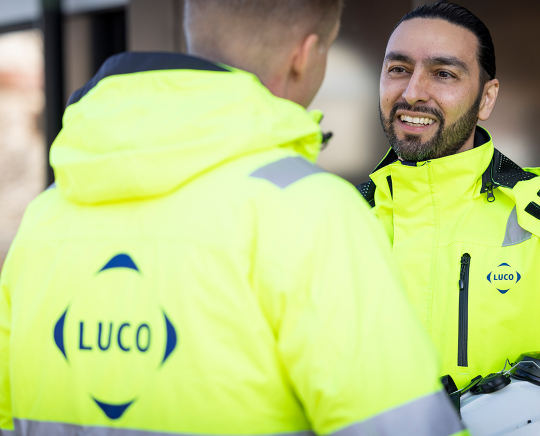 Två personer från Luco står och pratar