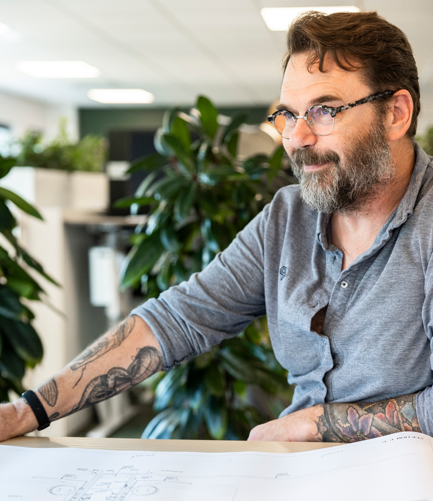 Man sitter vid skrivbord